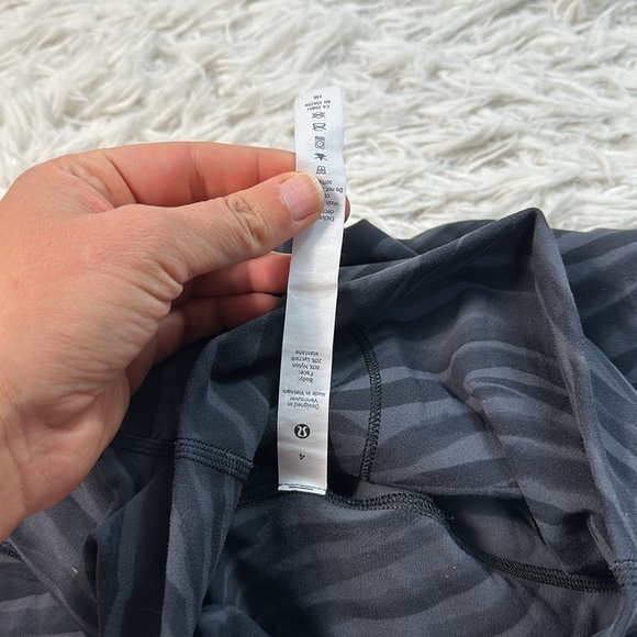 Lululemon Align Super High Rise Short *10" Le Tigre Camo Deep Coal Multi - Picture 4 of 6